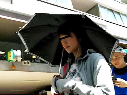 【パンチラ】スカートめくりすぎwwwエスカレーター逆さ撮りでパンツ盗撮
