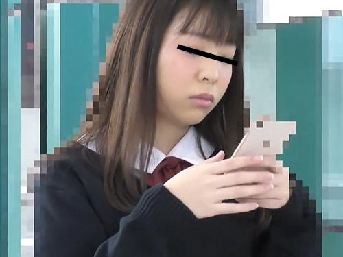 【痴漢】指ズボされ車両を変えるJKを追いかけペニス挿入で2度も中出しするヤバイやつ