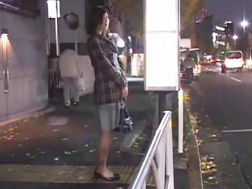 【キス痴漢】満員バスでOLに正面密着して揺れを利用したキスと勃起チンポを押し付けたら…