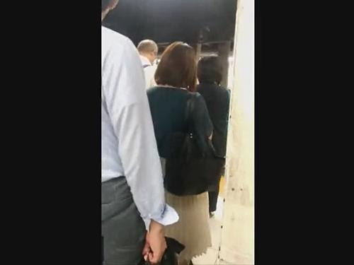 【リアル痴漢】衝撃の指入れ！パンツの中に手を入れクリや膣内をコネまくる