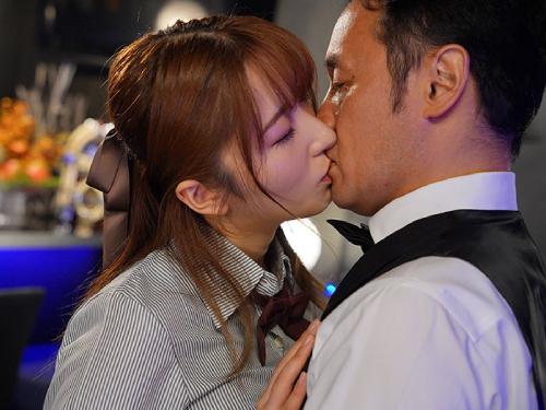 「店長…好きっ♡」コロナ時短営業で経営難…奥さんから店長を寝取って密になり巣ごもりSEX
