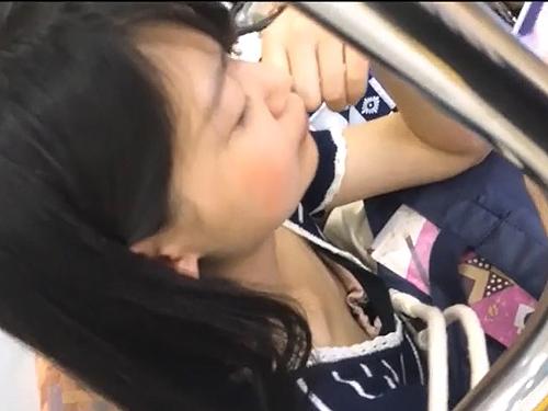 【胸チラ】電車で見つけた貧乳まな板お姉さんを上からこっそり盗撮