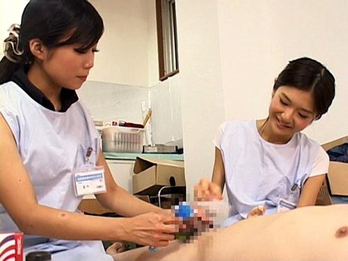「いつでも出してくださいね」出張のちんぽ洗い屋を呼んだら2人がかりで口や手で洗浄してくれた