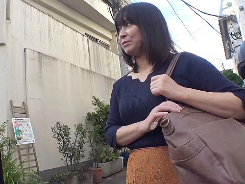 【熟女ナンパ】50歳のババァに強引にキスして中出し「こんなおばさんでも大きくなってくれてるぅ♡」