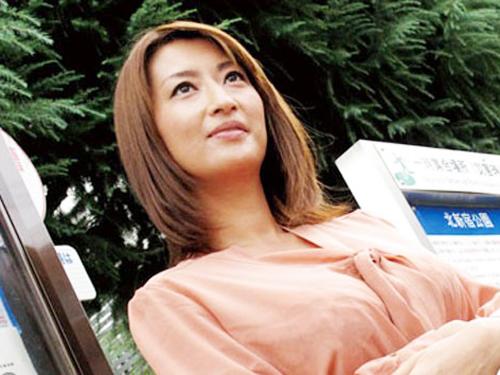 巨乳マゾ人妻と野外露出不倫旅行「外が好き♡」旅館近くの河原で羞恥プレイ
