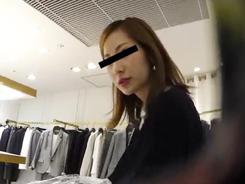 【パンチラ】カメラ目線が怖いwww美人SHOP店員さんを逆さ撮り