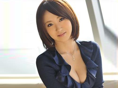 セックスレスの人妻がAV出演！デカチンで即ハメの犯すような3Pでイキ狂い「頭が真っ白♡」