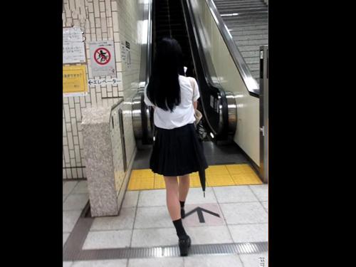 【パンチラ】変質者にも笑顔で答えてくれる愛想のいい子のサテンパンツ♪