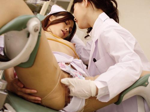 【レズ】ナースを診察台に拘束してパンスト破って指フェラで口を犯す女医