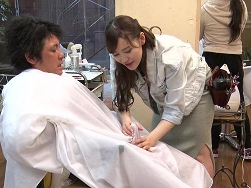 客を勃起させクロスの中に手を入れて手コキする痴女美容師