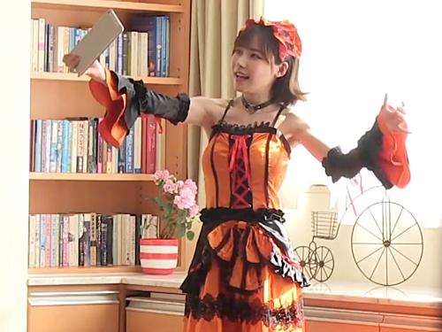 【オナニー】彼女がコスプレして自撮りしてたら興奮しようでマンズリ始めた