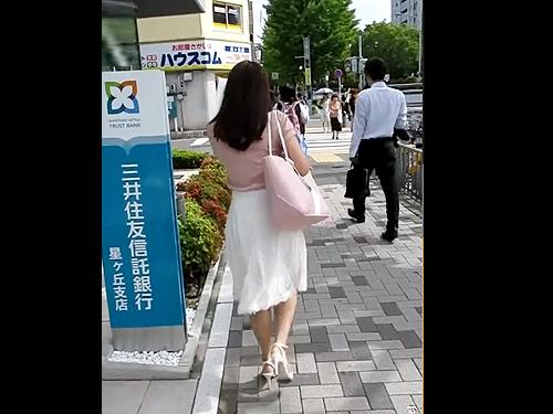 【パンチラ盗撮】服もカバンもパンツもピンクの可愛いお姉様を逆さ撮り