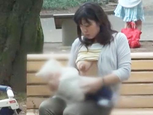【人妻ナンパ】公園で授乳中のママに声をかけ母乳を飲ませてもらい手コキしてもらうw