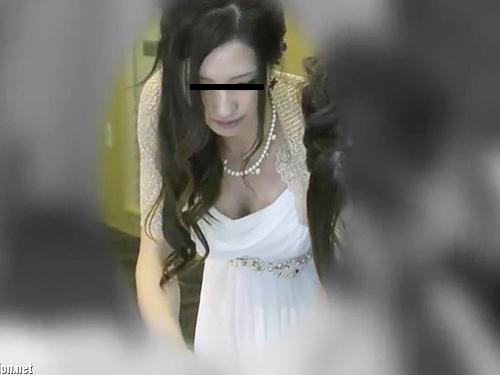 【パンチラ＆胸チラ盗撮】結婚式の受付で友達の胸元とパンツをセットで盗撮して流出する鬼畜w