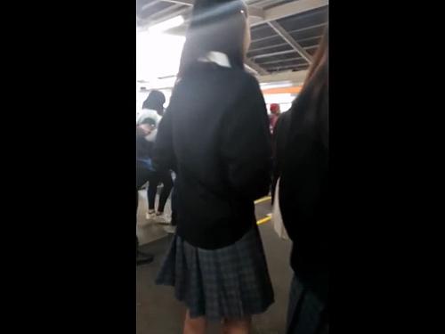 【痴漢】JKのパンツの中に指を入れワレメを弄り回すプロの痴漢師