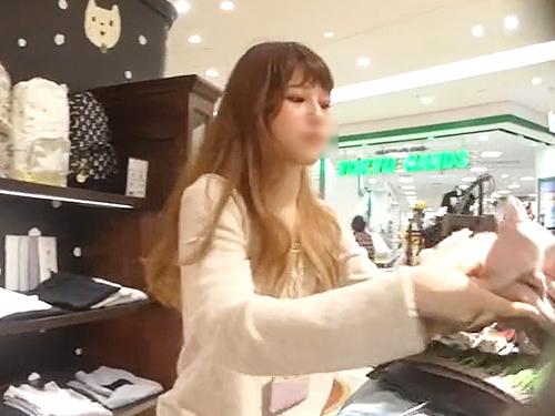 【逆さ撮り】クール美人かと思いきや笑顔が可愛いショップ店員さんのパンチラ盗撮