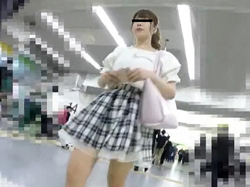 【逆さ撮り】えーまさかの子供パンツ？アイドル風お姉さんのパンチラ盗撮