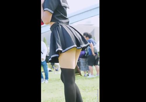 ニーハイ絶対領域＆パンチラの野外でコスプレ撮影会！