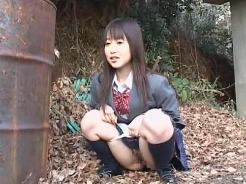 【レイプ】野ションしていたJKを小屋に連れ込み手マンで失禁させ犯すレイパー