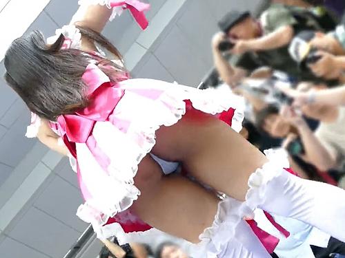 【パンチラ】マンコの毛穴まで見えそうな超高画質！人気レイヤーのTバックを逆さ撮り！