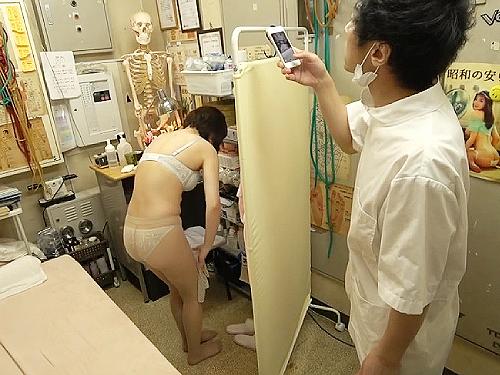 【整体】三十路人妻の着替えを盗撮したり骨盤矯正と称して固定電マしたり最後は中出しまでするクズ施術師