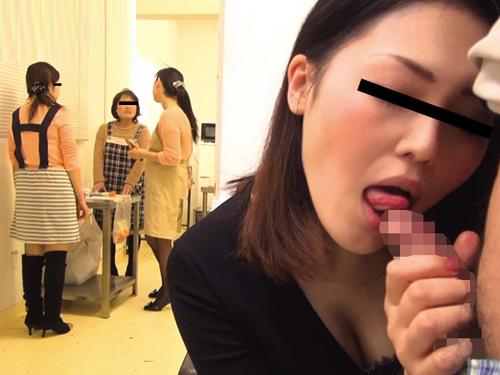 料理教室の講師が生徒の人妻たちを次々にセクハラしハメていく…役得w