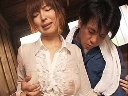 ノーブラ奥さんに発情した修理業者が巨乳を揉みしだいて襲ったら…パイズリして素股する欲求不満妻w