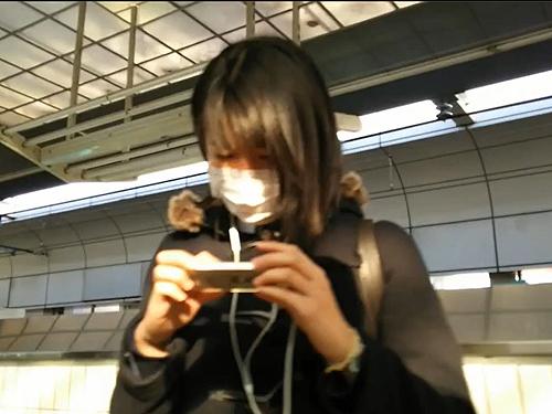 【逆さ撮り】電車待ちするJKの子供パンツから大人パンツまで片っ端からパンチラ盗撮！