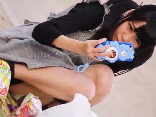 【パンチラ】お酒を飲んで花見を楽しむロリお姉さん自撮り中に望遠でパンツ盗撮！