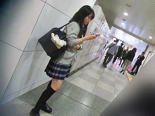 【逆さ撮り】お尻の毛穴までくっきり高画質！電車待ちのJKのパンチラ盗撮！