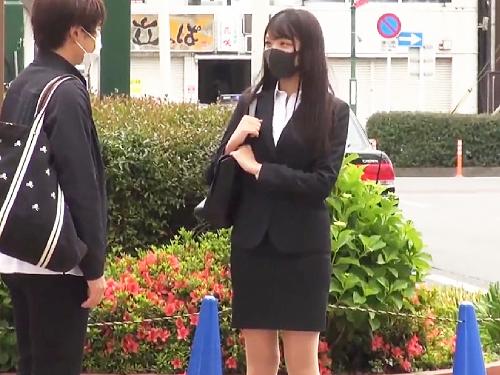リクルートスーツの就活女子に「ラップ越しに素股し射精させたら賞金」が何度も失禁イキし生中出しSEXへ