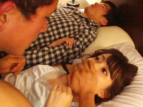 上司宅に泊まったついでに奥さんを夜這いして上司の横で中出しでレイプして寝取る部下