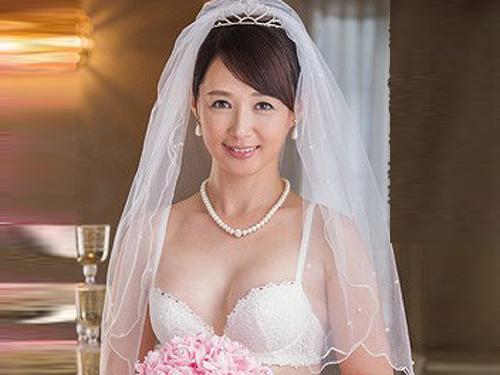 五十路「母さんの事幸せにしてくれよ」息子の親友と再婚したエロババァ…初夜を覗く息子w