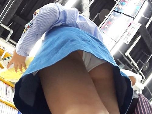 【パンチラ】怪しまれているのに近寄りすぎてバレるwwwロリ少女を逆さ撮り