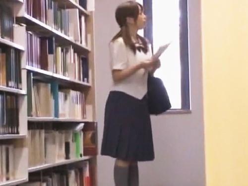 【レイプ】図書館で勉強するJKを手マン痴漢してパンツを持ち去りおびき寄せて犯すレイパー