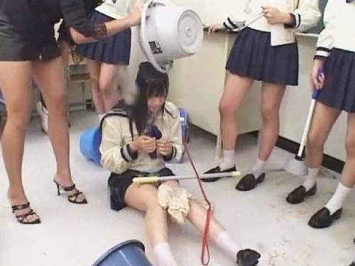 【いじめ】「犬なんだから四つん這いになれ！」クラスメイト＆女教師に首輪を付けられ犬扱いでいじめられるJK