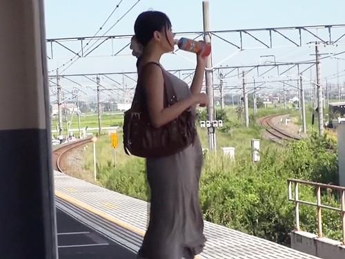 【痴漢】電車で手マンされ大量潮吹きからのローターとチンポ同時挿入に悶絶する巨乳ぽっちゃり