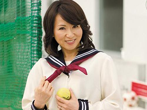 「昔を想い出すね♡」母校のグランドのベンチで青姦を楽しむ熟年夫婦