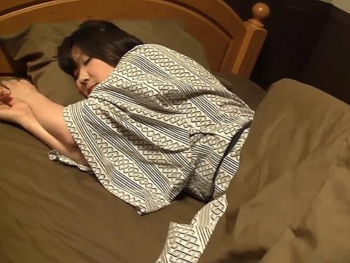 出張先で生意気な女上司と同部屋に…夜這いしたら自らチンポを挿入しようとしてきたw