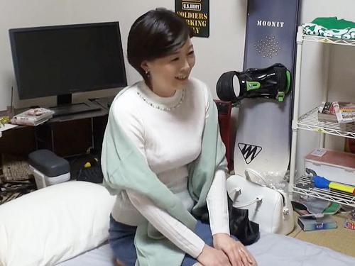 熟女デリヘルで来たババァのマンコにこっそり媚薬塗って素股で発情させ本番へ