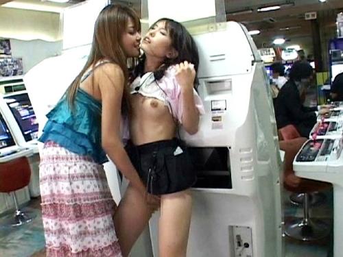 【レズ】ノンケのゲーセン店員に告って強引にレズキスしたら女を受け入れたのでバレないように舐め合いした