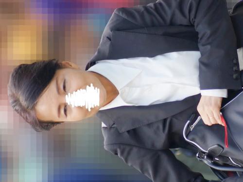 【痴漢】熟女OLのパンツの上からクリをコネくり回したらボタボタと失禁
