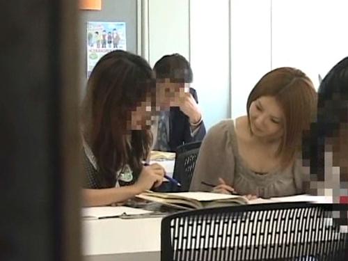 図書館で見つけたJDギャルに手マン痴漢してチンポ握らせたらシコシコしてくれた