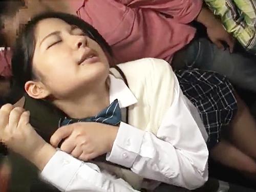 満員バスで太ももに挿し込まれた痴漢チンポに発情したJKが自らワレメに押し付け素股で膣液ダダ洩れ