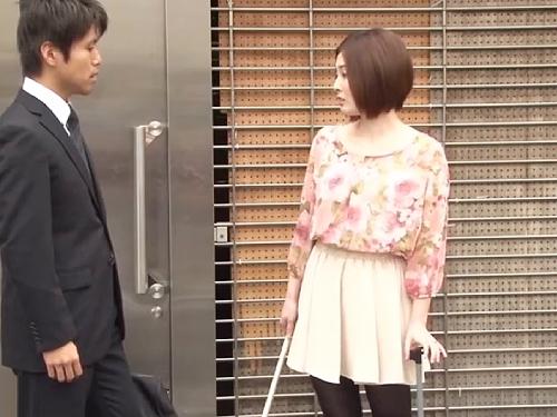 奥さん騙して上司の家に上がり込み寝取る！上司が帰宅しても帰らずバレないように夜通し寝取り続ける部下