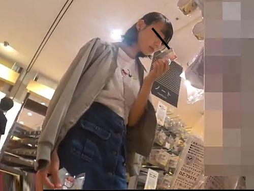 【パンチラ】何年生かな？文房具店でロリパンツを逆さ撮り～