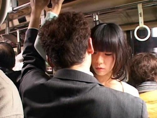 【キス/痴漢】満員バスで恋人のいない女に密着しベロチューしながら勃起チンポ押し付けたら…