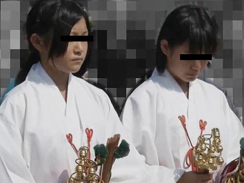 【逆さ撮り】巫女さんまで逆さ撮りするとんでもない盗撮師