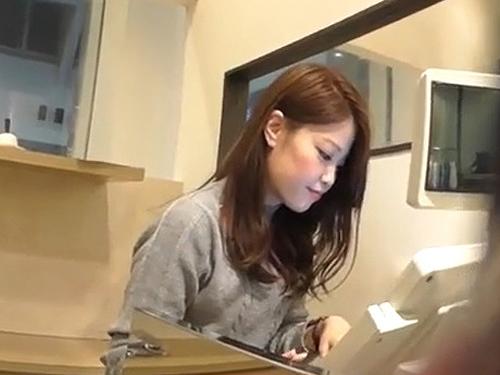 【パンチラ】お姉さん着てもらっていいですか？アパレル店員に着せて逆さ撮りする変態盗撮師w