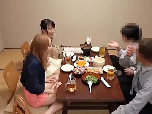 相席居酒屋を盗撮したら…酔っぱらって乱交始めたwwwノリノリで中出しするヤリマンギャルと嫌がりながら悦ぶ根暗女子